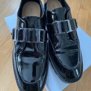 Donald Pliner black patent loader